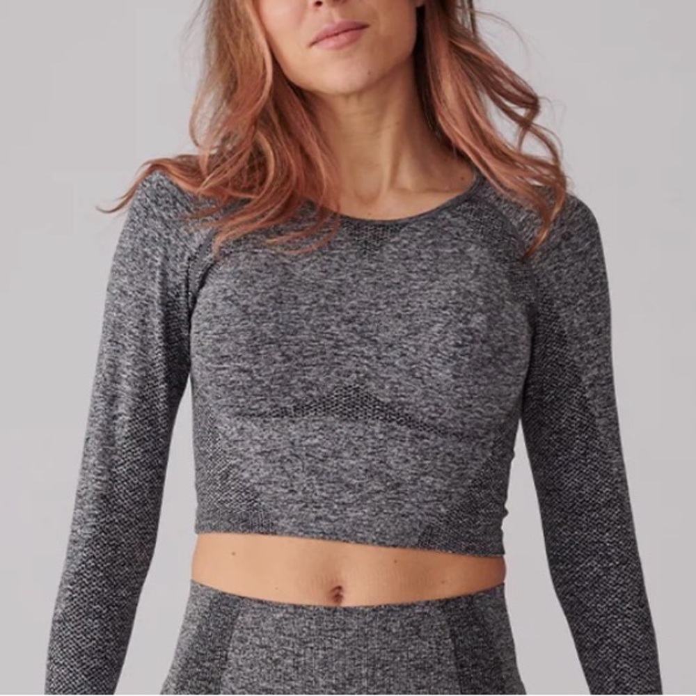PINK Victoria's Secret Heather Gray Long Sleeve Crop Top seamless.